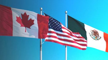 Vista de las banderas de Canadá, EEUU y México, los tres países que integran el Tratado de Libre Comercio de América del Norte, TLCAN.