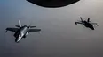 Dos aviones de combate F-35A de la Fuerza Aérea de Estados Unidos sobrevuelan en el Medio Oriente.