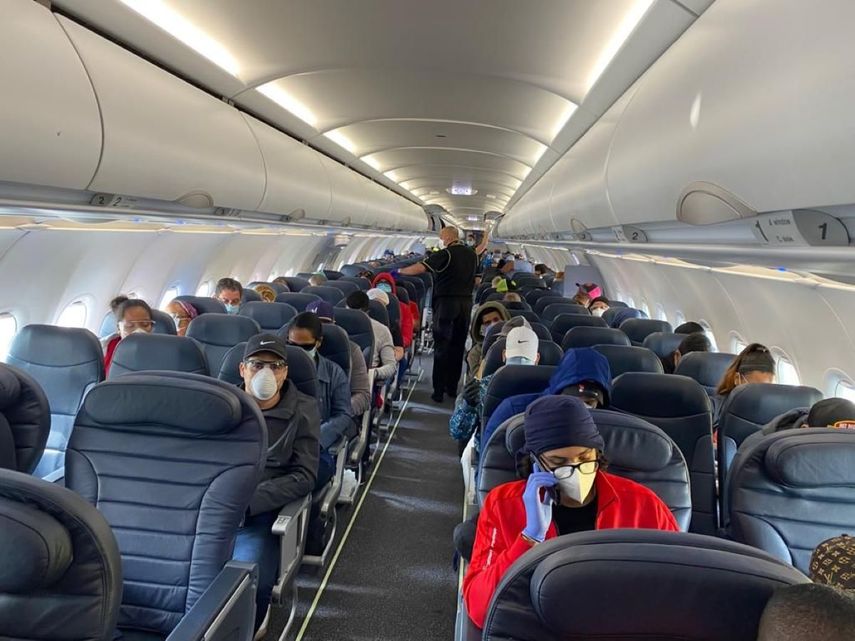 En la gr&aacute;fica cortes&iacute;a de Spirit Airlines se observan las medidas implementadas para el distanciamiento social dentro de la aeronave que lleva de regreso a la Rep&uacute;blica Dominicana a pasajeros varados en Estados Unidos.