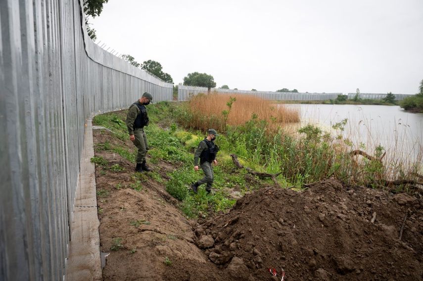 Agentes realizan labores de patrullaje a lo largo del muro fronterizo en el Río Evros, cerca de la aldea de Poros, en la frontera entre Grecia y Turquía.&nbsp;