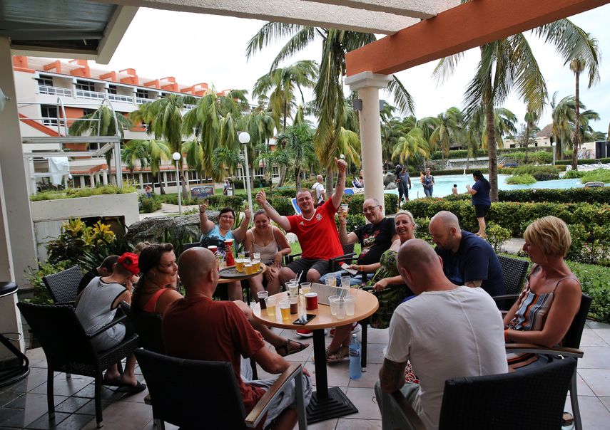 Según la empresa, los turistas están alojados en hoteles que pueden soportar la fuerza de un huracán.