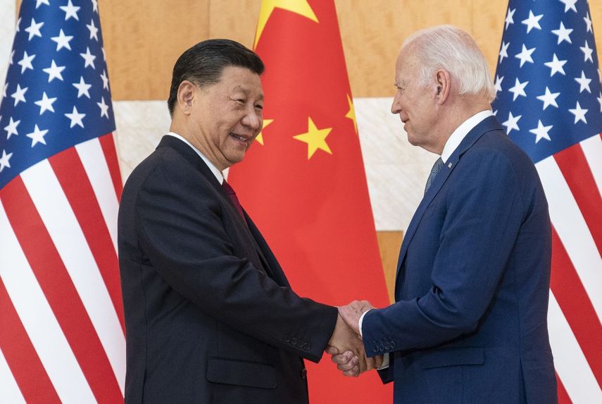 El presidente estadounidense Joe Biden, derecha, y su homólogo chino Xi Jinping se saludan antes de una reunión en el marco de la cumbre del G-20, el 14 de noviembre de 2022, en Bali, Indonesia.&nbsp;