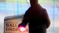 Las imágenes de cámaras de vigilancia proporcionadas por el Departamento de Policía de Boston muestran a un hombre acercándose a un buzón para votar afuera de la Biblioteca Pública de Boston, la madrugada del domingo 25 de octubre de 2020, en el centro de Boston. Las imágenes de cámaras de vigilancia proporcionadas por el Departamento de Policía de Boston muestran a un hombre acercándose a un buzón para votar afuera de la Biblioteca Pública de Boston, la madrugada del domingo 25 de octubre de 2020, en el centro de Boston.