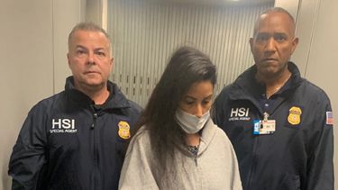 La extesorera nacional de Venezuela, Claudia Díaz, llegó anoche al sur de Florida y está bajo custodia. El arresto de Díaz obedece a una@HSI_Miamidirigió una investigación sobre lavado de dinero y violación de la ley de corrupción extranjera, que resultó en su acusación formal el 16 de diciembre de 2020.