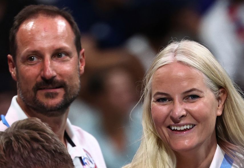 La fotografía, tomada el 10 de agosto de 2024, muestra a la princesa heredera Mette-Marit de Noruega (derecha) y al príncipe heredero Haakon de Noruega reaccionando al final del partido por la medalla de oro de balonmano femenino entre Noruega y Francia de los Juegos Olímpicos de París 2024, en el estadio Pierre-Mauroy en Villeneuve-dAscq, al norte de Francia.&nbsp;