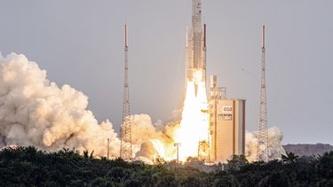 El cohete Ariane 5 de Arianespace con el telescopio espacial James Webb de la NASA a bordo se eleva desde la plataforma de lanzamiento, en el puerto espacial de Europa, el Centro Espacial de Guayana en Kourou, Guayana Francesa, el 25 de diciembre de 2021.&nbsp; 