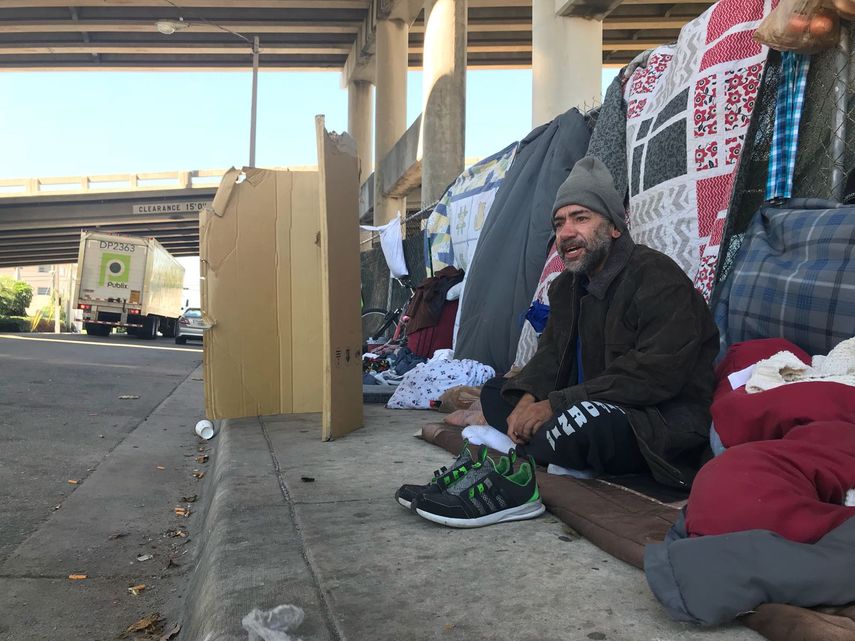 Indigente en las calles de Miami, durante la ola de frío.