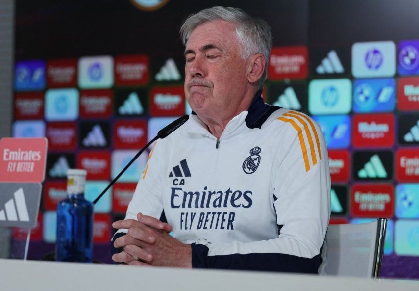 El entrenador italiano del Real Madrid, Carlo Ancelotti, ofrece una rueda de prensa en la Ciudad Deportiva del Real Madrid en Valdebebas antes de su partido de Liga contra el Mallorca, en Madrid el 13 de mayo de 2025. 