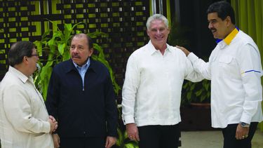 Bruno Rodriguez, Daniel Ortega, Miguel Díaz-Canel y Nicolás Maduro conversan durante un encuentro en La Habana.