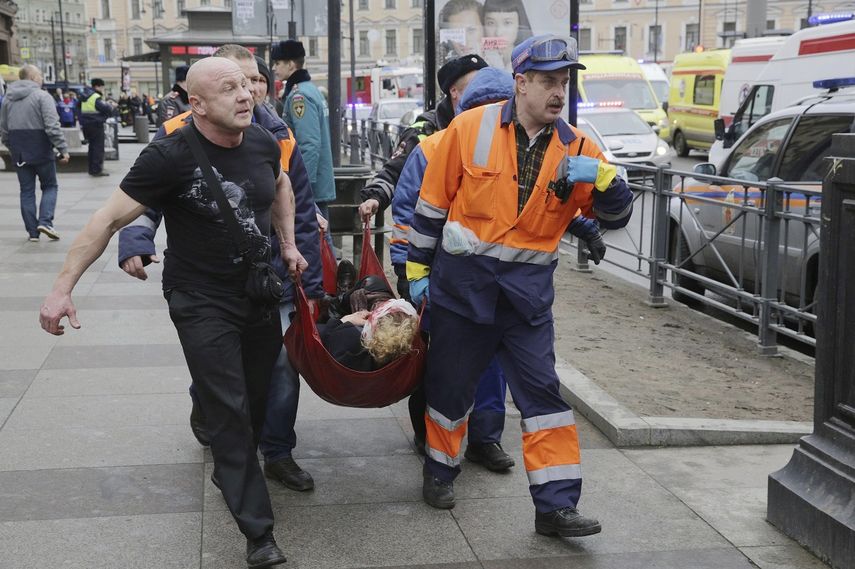 Bomberos y trabajadores de los servicios de emergencias transportan a una mujer, víctima del atentado terrorista ocurrido en el metro de San Petersburgo,&nbsp;Rusia, este 3 de abril de 2017.&nbsp;