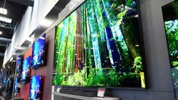 Un televisor TCL de 115 pulgadas, derecha, se encuentra en exhibición en una tienda de la cadena Best Buy en Dallas, el viernes 25 de octubre de 2024