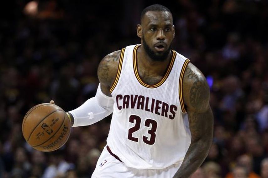 James promedió 26.0 puntos por juego. (ARCHIVO)