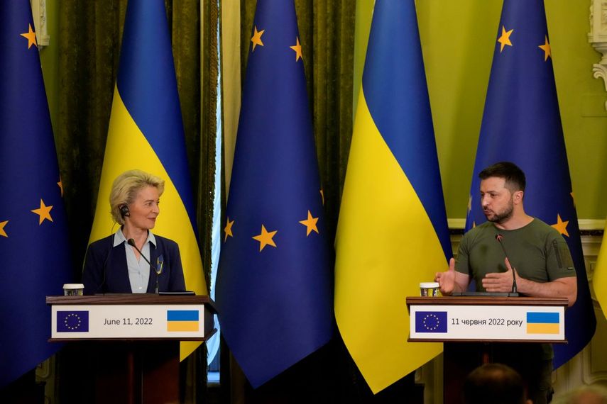 El presidente de Ucrania, Volodimir Zelenski, durante una conferencia de prensa con la presidenta de la Comisión Europea, Ursula von der Leyen (izquierda), en Kiev, Ucrania, el 11 de junio de 2022.&nbsp;