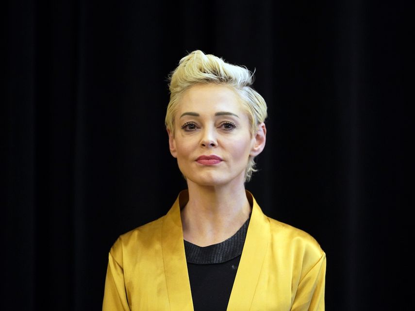 La actriz y activista Rose McGowan escucha al presentador de radio conservador republicano Larry Elder en una conferencia de prensa en el Luxe Hotel Sunset Boulevard en Los Angeles el 12 de septiembre de 2021. Un juez desestima demanda de McGowan contra Weinstein.