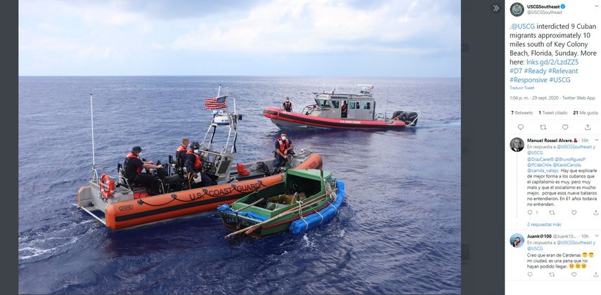 Dos embarcaciones de la Guardia Costera aparecen en la imagen junto a un bote en el que nueve cubanos intentaban llegar a las costas de EEUU.