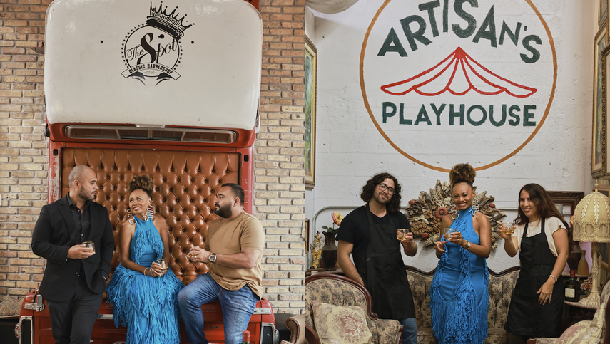 La artista visual, Reyna Noriega, en el centro, comparte con los propietarios del The Spot Barbershop de Miami y de Artisans Playhouse en Miami.