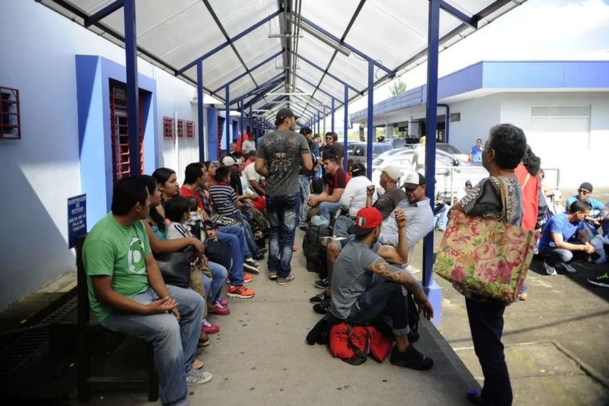 Imagen tomada de Twitter que muestra a presuntos cubanos en unpunto de frontera en Costa Rica (TWITTER/@el_escapao)