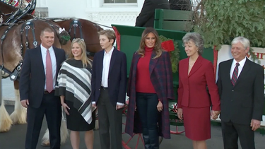 melania trump y su hijo reciben su primer arbol navideno en la casa blanca