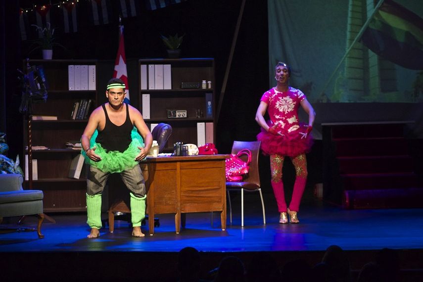 Una cómica escena de la obra Oficialmente gay. (LUIS LEONEL LEÓN)