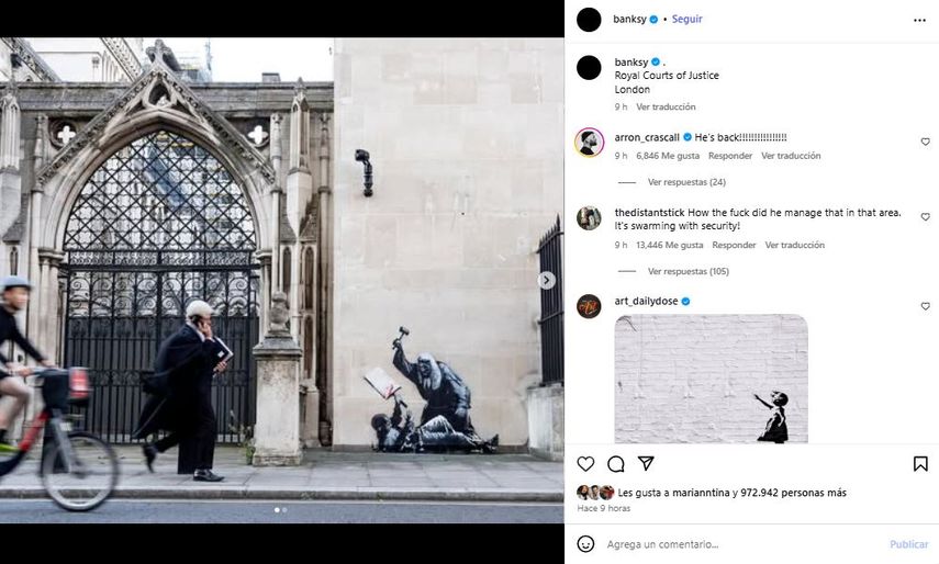 El artista Banky expone un nuevo grafiti a las afueras del Royal Courts of Justice.&nbsp;