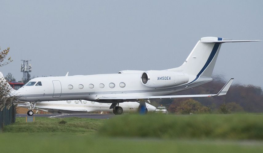 Un avión en el que presuntamente viaja Shaker Aamer, el último preso con residencia en el Reino Unido que estaba detenido en la base estadounidense de Guantánamo, aterriza en el aeropuerto de Biggin Hill en Kent, Reino Unido. (EFE)
