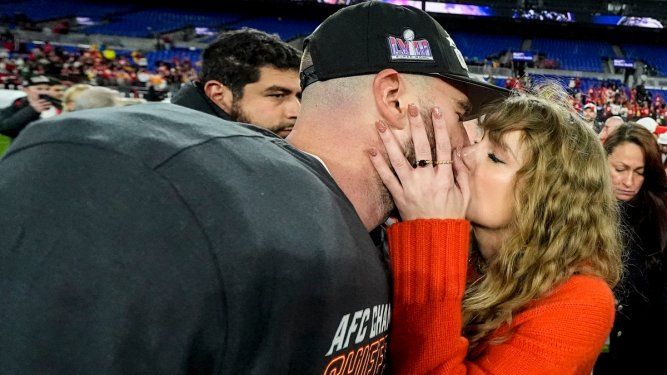 Taylor Swift besa al tight end de los Chiefs de Kansas City, Travis Kelce, después del partido de campeonato de la AFC contra los Ravens de Baltimore, el domingo 28 de enero de 2024, en Baltimore.