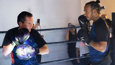El ex campeón mexicano de boxeo Julio César Chávez, a la izquierda, y el piloto británico de Mercedes Lewis Hamilton, entrenan durante un evento promocional antes de la carrera de Fórmula Uno en la Ciudad de México, el miércoles 23 de octubre de 2019.&nbsp; 