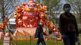 Residentes utilizan mascarillas para protegerse del coronavirus mientras caminan frente a esculturas en un parque de Wuhan, en la provincia de Hubei, en el centro de China, el jueves 9 de abril de 2020. 