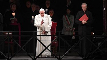 El papa Francisco preside el rito del Vía Crucis, una de las celebraciones más esperadas de la Semana Santa romana, que proseguirá este sábado con la Vigilia Pascual y con los actos del Domingo de Resurrección.