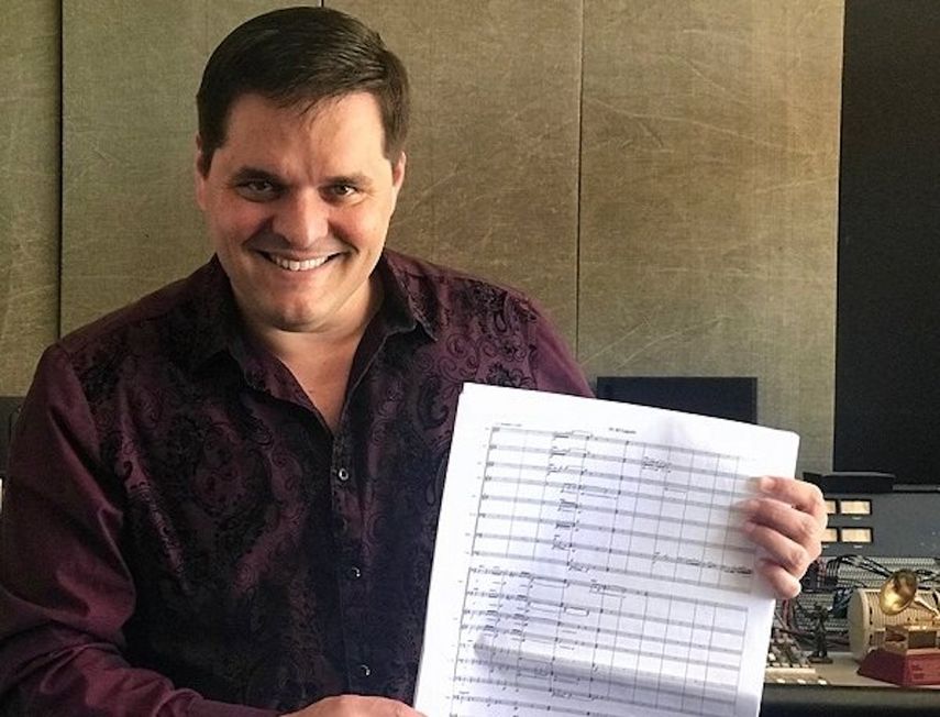 El compositor Yalil Guerra con la partitura de “La Palma Real.