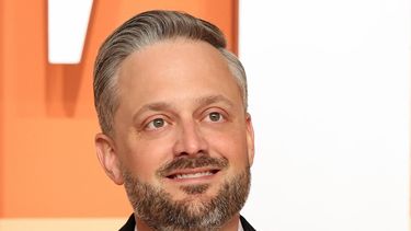 El comediante estadounidense Nate Bargatze asiste a la fiesta de los Óscar de Vanity Fair 2025, presentada por Radhika Jones, en el Centro Wallis Annenberg para las Artes Escénicas, el 2 de marzo de 2025 en Beverly Hills, California.