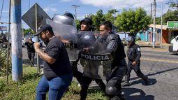 Agentes de la policía nacional repliegan al periodista Nestor Arce del semanario Confidencial.&nbsp;