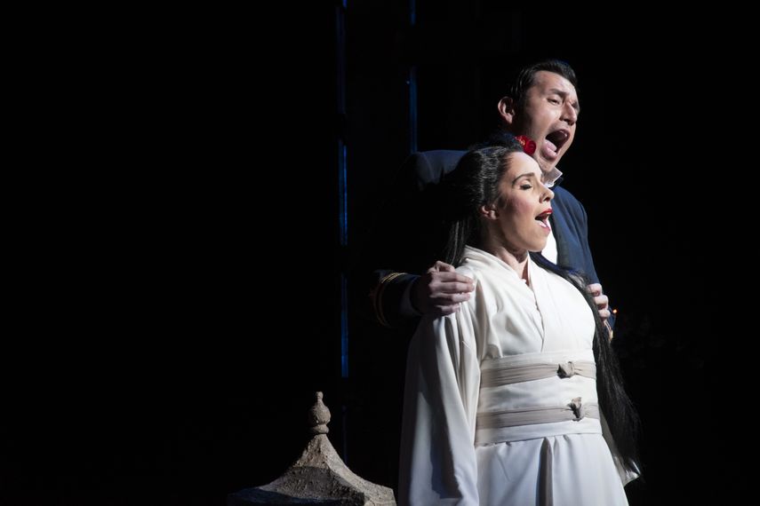 La soprano Sandra L&oacute;pez y el tenor&nbsp;Joshua Guerrero ensayan un aria de Madama Butterfly.&nbsp;