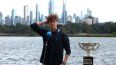 Jannik Sinner de Italia habla en un evento de prensa con el trofeo Norman Brookes Challenge Cup luego de su victoria contra el alemán Alexander Zverev en el partido final individual masculino del torneo de tenis Abierto de Australia en Melbourne el 27 de enero de 2025.&nbsp;