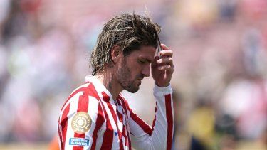 Rodrigo De Paul, del Atlético de Madrid, luce abatido tras la derrota del equipo durante de la Copa Mundial de Clubes de la FIFA 2025 ante el Botafogo FR en el Estadio Rose Bowl el 23 de junio de 2025 en Pasadena, California.&nbsp;