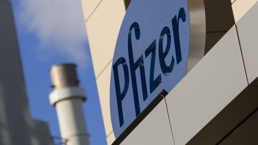 En esta foto de archivo tomada el 18 de marzo de 2017, se ve un letrero de la compañía farmacéutica Pfizer en un edificio en Cambridge, Massachusetts.&nbsp;