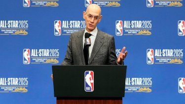 El comisionado de la NBA, Adam Silver, habla con los medios de comunicación, el 15 de febrero de 2025.