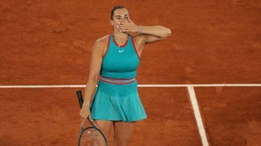 La bielorrusa Aryna Sabalenka celebra tras vencer a la polaca Iga Swiatek durante su partido de semifinales individual femenino en la duodécima jornada del Abierto de Francia, en la cancha Philippe-Chatrier del complejo Roland-Garros de París, el 5 de junio de 2025.