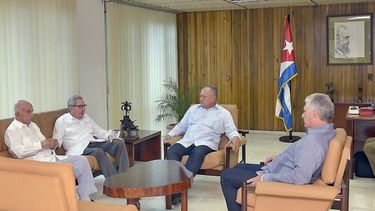 El general cubano Raúl Castro (2-izq.), conversa con el segundo hombre del chavismo en Venezuela, Diosdado Cabello (2do-der.), acompañados del designado gobernante de la isla, Miguel Díaz-Canel (der.), y el segundo secretario del Partido Comunista, José Ramón Machado Ventura, en La Habana, el 7 de junio de 2019.