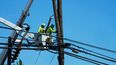 Linieros trabajan en postes eléctricos el 13 de agosto de 2023, en Lahaina, Hawai, luego de un mortífero incendio forestal que causó daños en la localidad.&nbsp;