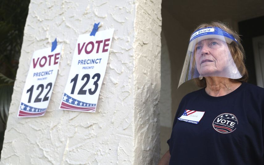 Jeanne Coffey, empleada electoral del condado Pinellas, Florida, usa una m&aacute;scara protectora por el coronavirus, el 18 de agosto de 2020.&nbsp;