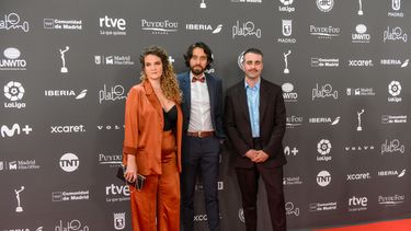 Parte del equipo de Las hijas de todas las rabias posa en la alfombra roja de la 10ma edición de los Premios Platino, de las producciones Iberoamericanas, en el Palacio Municipal Ifema de Madrid el 22 de abril de 2023.