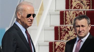 El vicepresidente de Estados Unidos, Joe Biden es recibido por el ministro de Exteriores de Ucrania Andrii Deshchytsia en el aeropuerto de Borispol, Ucrania. Foto: AP