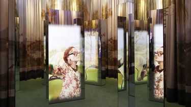 Una vista de una campaña publicitaria de Gucci seleccionada para una exposición para celebrar el centenario de la casa de modas en el Jardín Gucci en Florencia, Italia, el jueves 13 de mayo de 2021. El director creativo de Gucci Alessandro Michele celebra el aniversario de la casa de modas con una exposición.