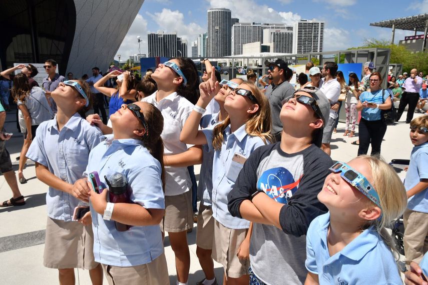 Niños disfrutan el fenómeno en el nuevo Museo de Ciencias de la ciudad de Miami.&nbsp;
