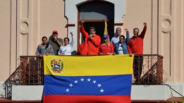 Nicol&aacute;s Maduro habla a sus seguidores desde un balc&oacute;n en el palacio presidencial Miraflores durante un evento para celebrar el aniversario del golpe de Estado que derroc&oacute; al dictador Marcos P&eacute;rez Jim&eacute;nez en 1958 en Caracas, Venezuela, el jueves 23 de enero de 2020.