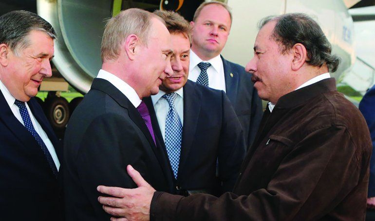El presidente ruso Vladimir Putin es recibido en la capital nicaragüense por su homólogo Daniel Ortega.