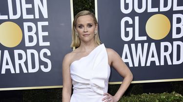 Reese Witherspoon llega a la 77 entrega anual de los Globos de Oro bajo un estilismo de Petra Flannery. En marzo de 2020, la actriz compró una mansión en la ciudad de Brentwood, en California.