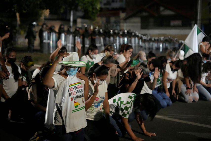 Seguidores del líder opositor y gobernador de Santa Cruz Luis Fernando Camacho se arrodillan durante una protesta en una barricada en Santa Cruz, Bolivia, el 3 de enero de 2023.
