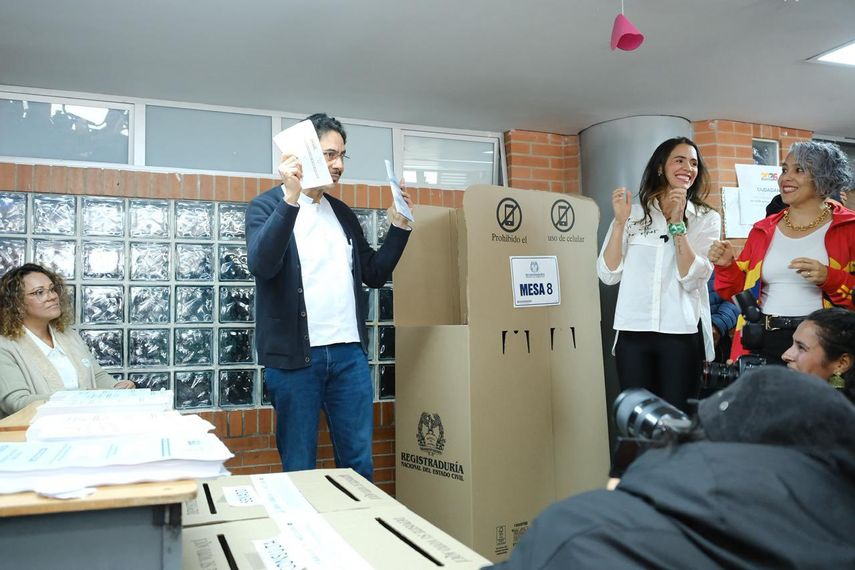 El senador de izquierdas Iván Cepeda, antes de votar este domingo, en Bogotá.